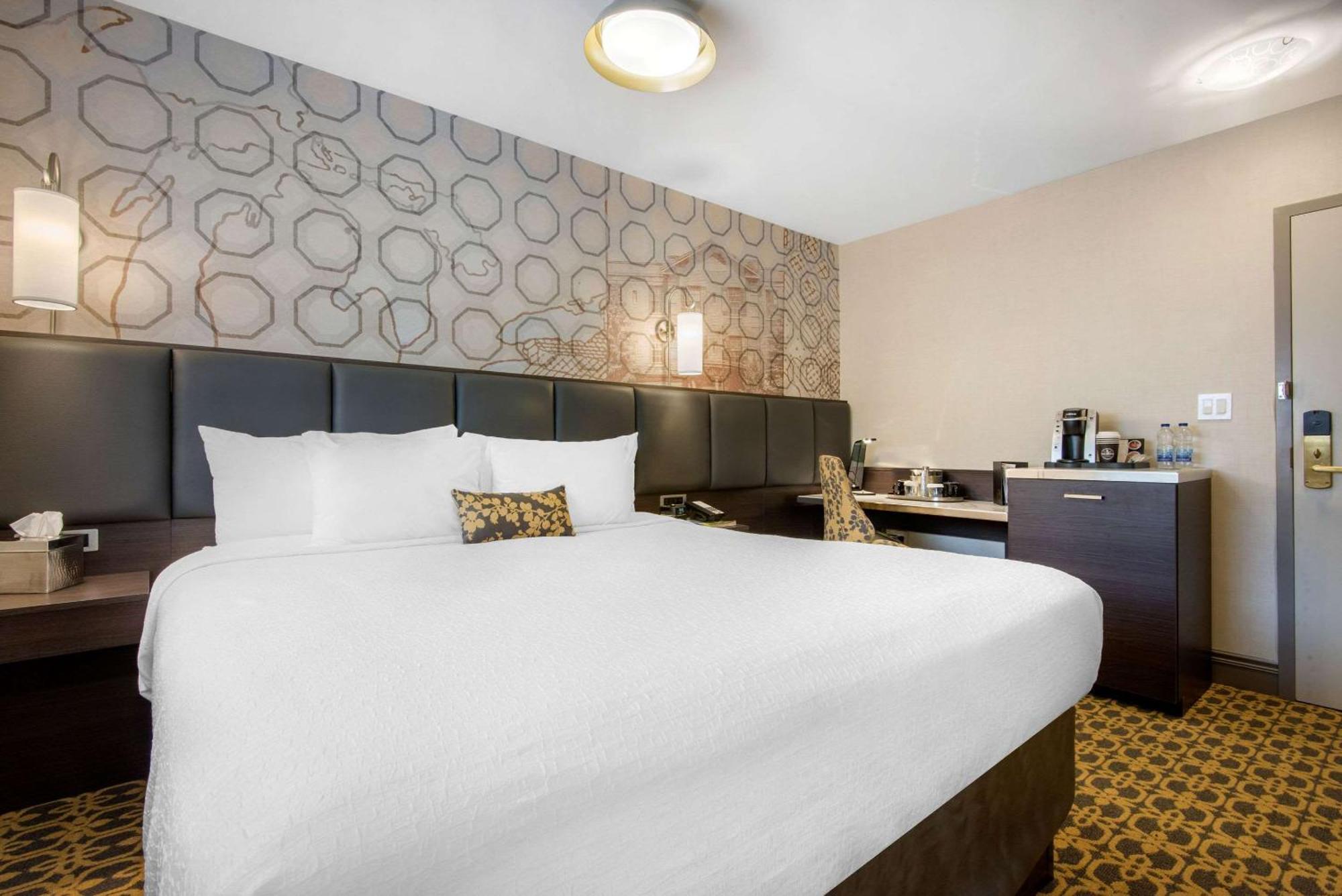 The Champlain Waterfront Hotel Ascend Hotel Collection Orillia Exterior photo