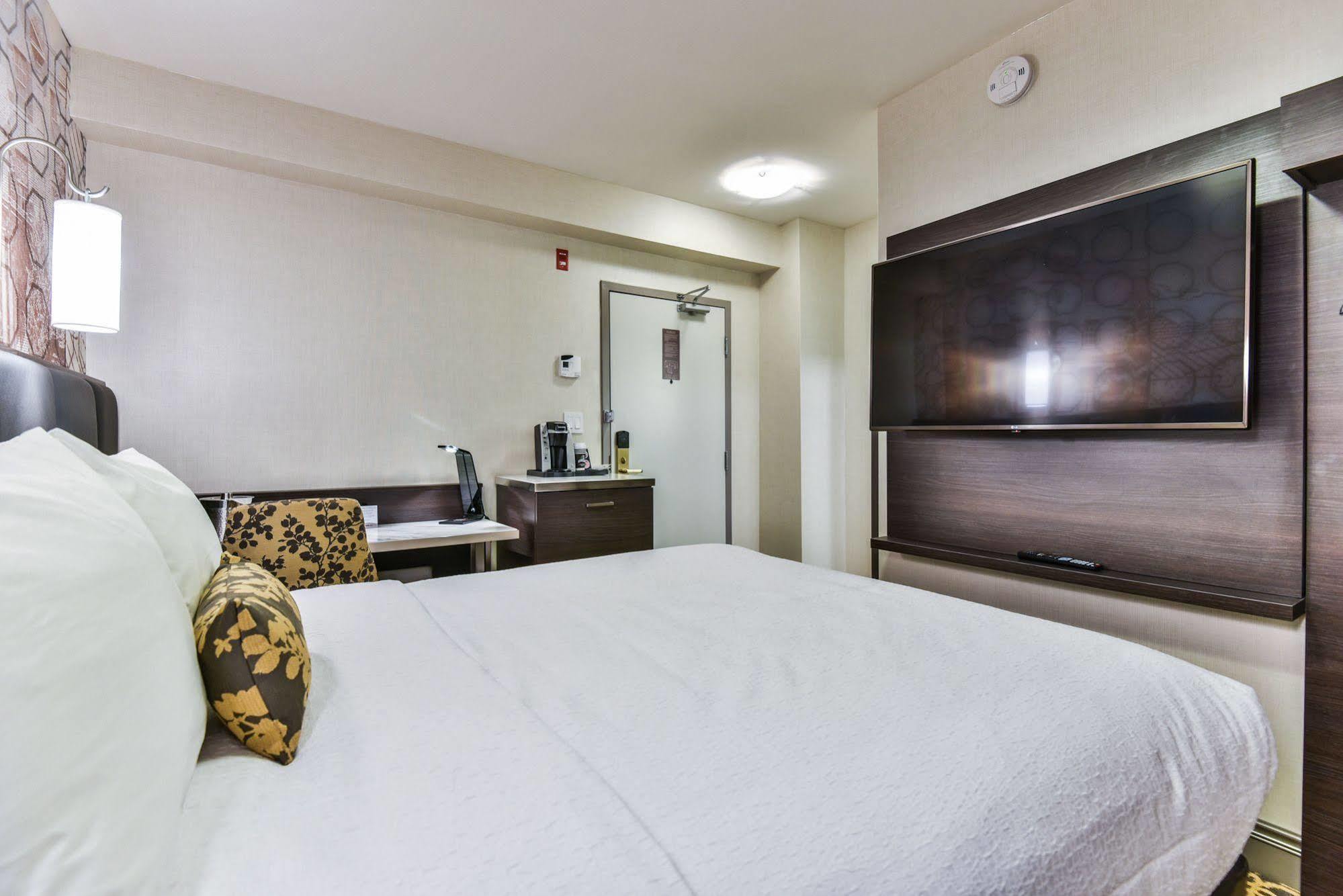 The Champlain Waterfront Hotel Ascend Hotel Collection Orillia Exterior photo